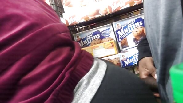 Pora merginų, kurios mėgsta pūlingą, daro karštus dalykus ant sofos