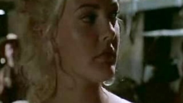 Karšta kalė su akiniais joja ant gaidžio kartu su savo seksualiais draugais