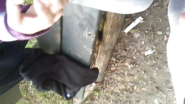 Latina ilgais plaukais ir plonu kūnu bučiuoja didelį penį