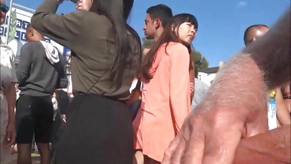 Varno plauko mergina užsikimšo užpakalį dideliu varpu