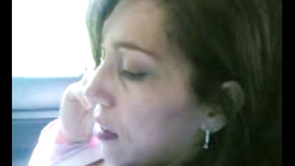 Azijos mergina su malonumu čiulpia savo vyro penį