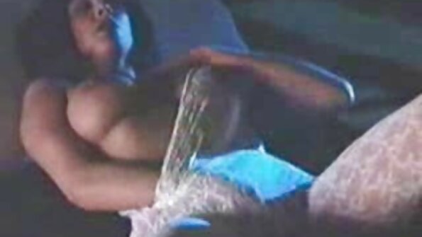 Mėlynaakis jauniklis nekaltas kaip ėriukas pučia nuostabų gaidį