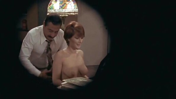 Brunetė Viktorija June priklauso Jonni Darkko