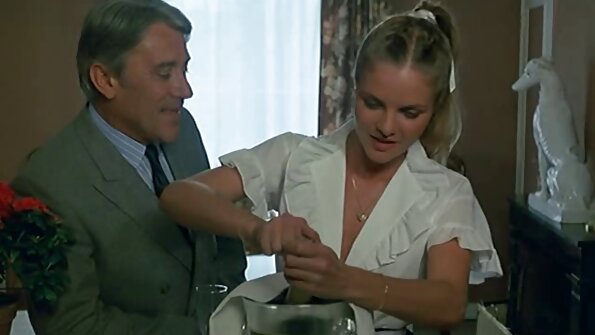 Plikas dude kiša savo liežuvį į [karšta kalė su dideliais papais