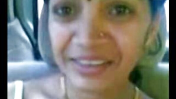 Didelė asilė kalė su gražiu užpakaliu yra pakliuvusi į dirželį