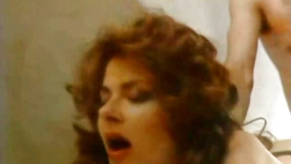 Bimbo smailiais speneliais glosto savo šiknuką ant lovos