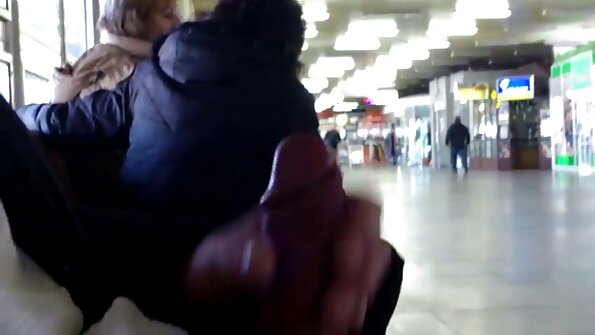 Išangę mėgstančią kalę taranuoja sekso žaisliukai ir gaidys