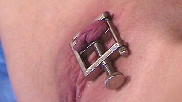 Juodas jauniklis su šlapia pūlinga guli ant sofos ir giliai pakliuvo