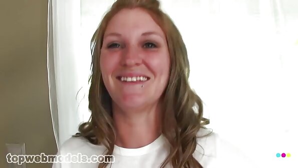 Šviesiaplaukė, kuri myli gaidį, vienu metu priima du iš jų