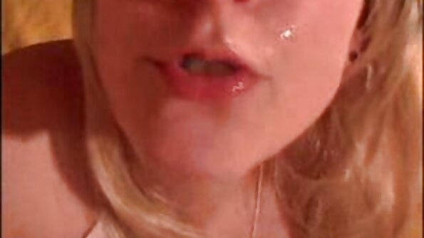 Šviesiaplaukė didžiulėmis krūtimis puikiai pakliuvo į virtuvę