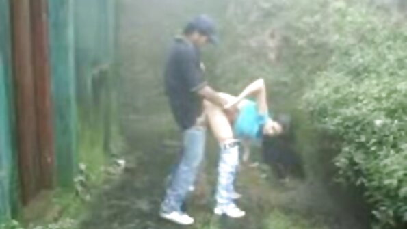 Brunetė, turinti didelį užpakaliuką, labai myli gaidį