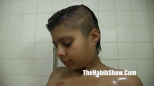 Brunetė, kuri mėgsta žįsti, rankomis tvarko nuskustą gaidį