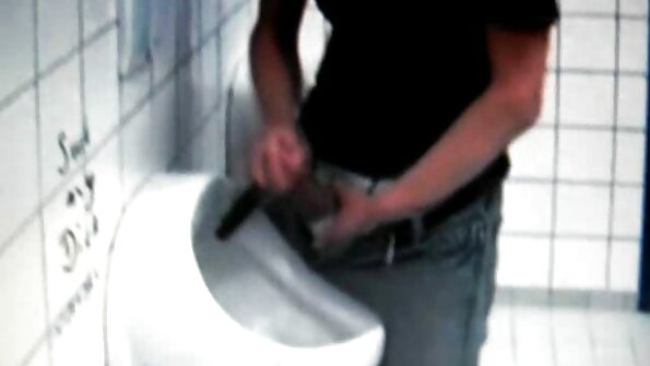 Brunetė su košėmis vienu metu įveikia du vyrus