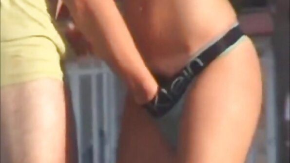 Brunetė su dideliais papais gauna zylę, kurios ji trokšta