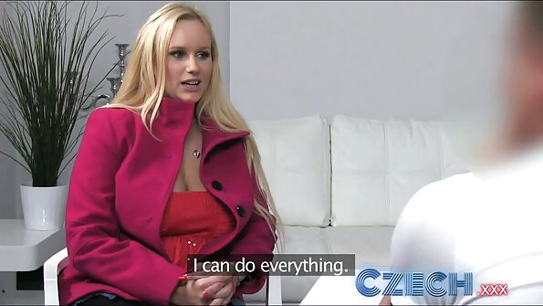 Krūtinė jauniklė, kuri myli gaidį, yra ant jos vyro ir ji jį bučiuoja