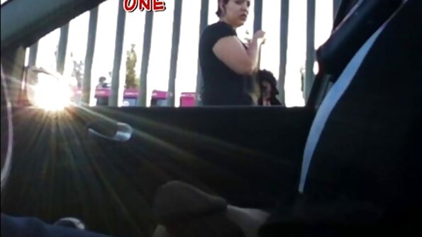 Gražiu veidu gražuoliukas jausmingai bučiuoja gaidį