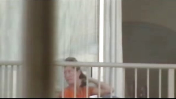 Tinkama šviesiaplaukė jauniklė į savo šlapias skylutes įkiša kelis gaidžius