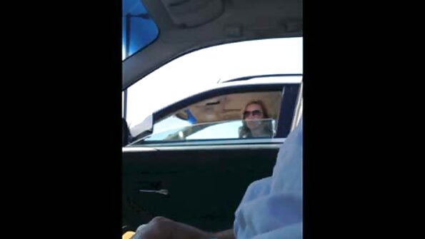 Mergina pakelia sijoną, kad galėtų užsiimti seksualiu analiniu seksu