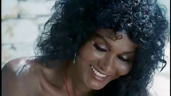 Gaidžiu rūpinasi karšta šviesiaplaukė kalytė, kuri mėgsta laižyti kamuoliukus