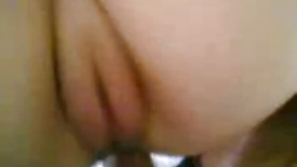 Karšta euro mergina aptepama aliejumi, o paskui ją pakliuvo