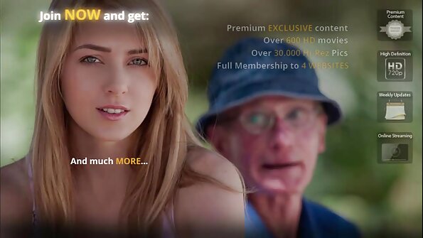 Milf raudonplaukė daro veidą, sėdintį ant patalynės