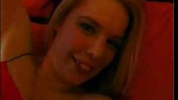 Raudonplaukė nusirengia nuoga, o tada naudoja savo rožinį sekso žaislą