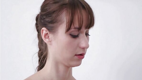 Seksuali mergina, kuri mėgsta sportuoti, mankštinasi