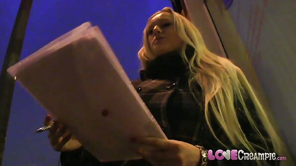 Liekna šviesiaplaukė moteris su sportbačiais ir kojinėmis pakliuvo