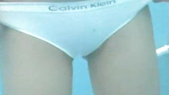 Didelis asilas bikinis Chanel Collins sušiktas prie baseino