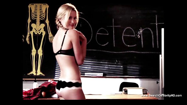 Blowjob viešame paplūdimyje iš šio stulbinančio apatinio trikotažo