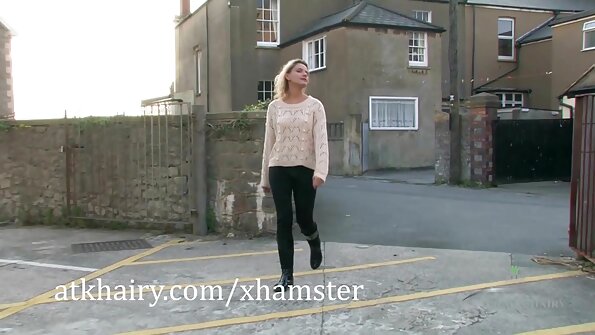 Brunetė su milžiniškomis kaukėmis vilioja jaunuolį persirengimo kambaryje