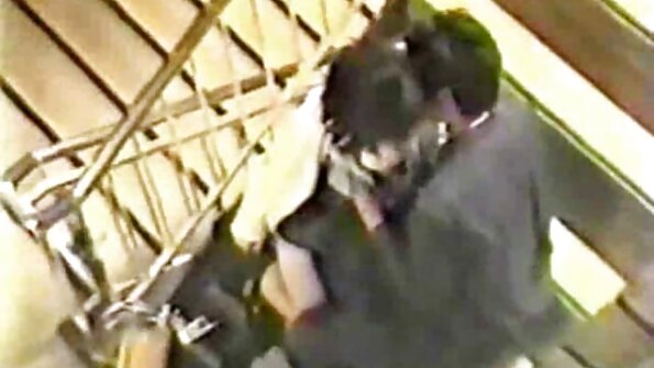 Brunetė su žvaliais papais dievina jausmingą seksą su aukšta meiluže