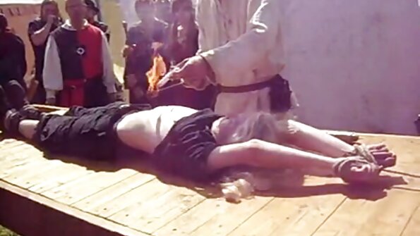 Didelis asilas brunetė patenka prieš kamerą, kad čiulptų didelį penį