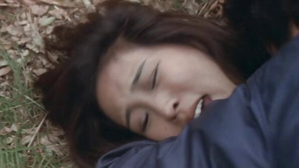 Didelė moteris, turinti didelius papus, gauna du didelius penius