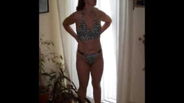 Kalė į savo šlapią šipulį ant sofos įsuka visą ranką