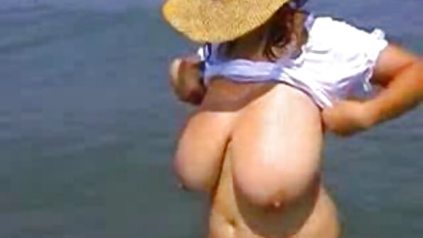 Į juodą jauniklį, kuris mėgsta didelį kietą penį, prasiskverbia