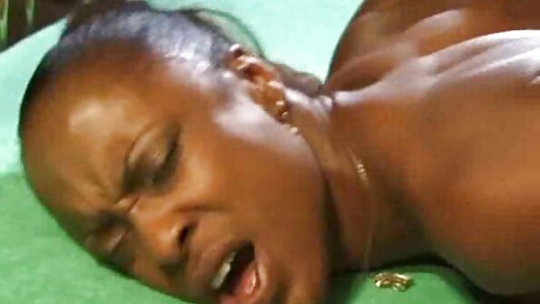 Juodasis jauniklis su plaukuota pūlinga yra sunkiai pakliuvęs į gaują