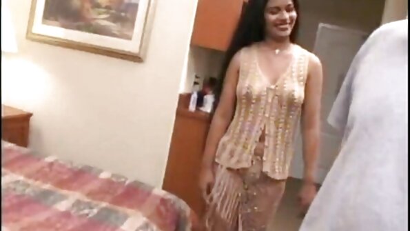 Šviesiaplaukė ir brunetė garbina viena kitą burna ir sekso žaisliukais