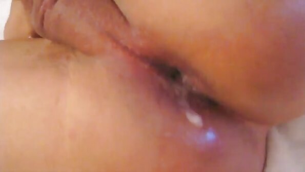 Šviesiaplaukė čiulpia ir masažuoja du didelius penius iš arti trise