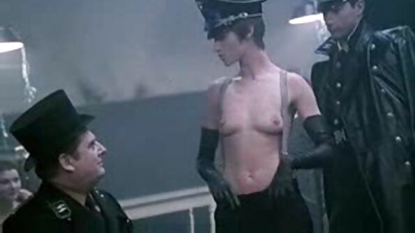 Šviesiaplaukė su mažyčiais speneliais ant natūralių papų sunkiai pakliuvo