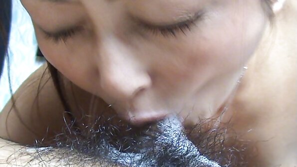 Brunetė solo mergina, kuri mėgsta nusimesti, filmuojama