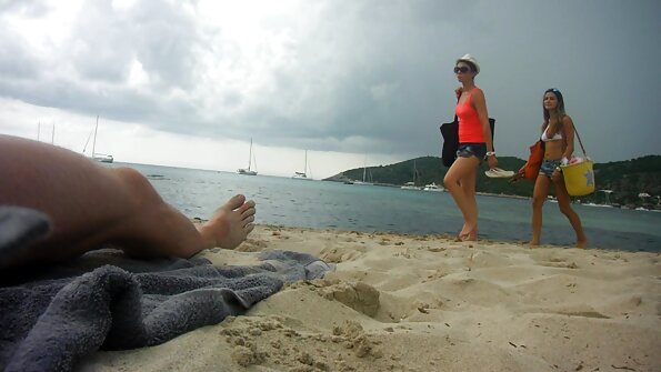 Gaidžio trokštanti brunetė įsiskverbia dvigubai