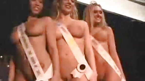 Krūtinga princesė, kuri mėgsta būti nuoga lauke, yra taranuojama