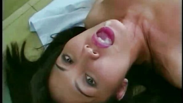 Senelis su dideliu gaidžiu laižo visiškai natūralų paauglį