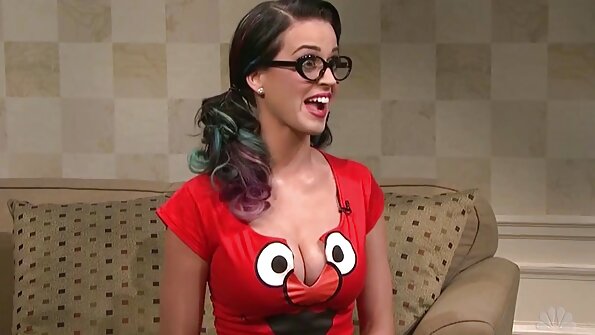 Analinis pornografinis vaizdo įrašas apie platininę blondinę su kojinėmis