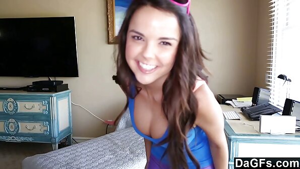 Blyški kūdikėlis su įdegio linija labai gerai masažuoja savo šlapią stribą