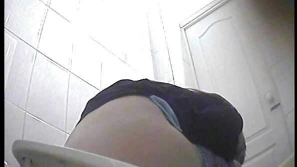 Didelepapais MILF kameroje žaidžia su susijaudinusia pūlinga ir dilde